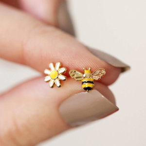 Orecchini a perno asimmetrici Daisy Bee da donna, gioielli alla moda in stile semplice e fresco - Product Image 2