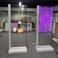 Affichage numérique à écran tactile OLED couleur pleine grandeur sur pied avec une luminosité de 400 nits pour une utilisation en intérieur dans les salles d'exposition