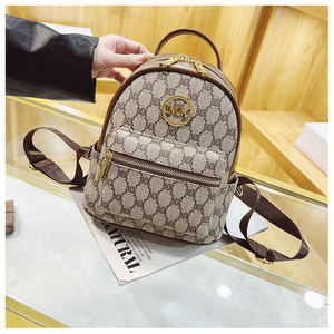 กระเป๋าเป้สะพายหลังผู้หญิงแฟชั่นใหม่ปี 2025 ลายเรขาคณิต วัสดุ PU ซิปแบบพกพา โครงโพลีเอสเตอร์ด้านใน ทนทานต่อการสึกหรอ ขนาดเล็ก เหมาะสำหรับเดินทางท่องเที่ยวแบบสบายๆ.565 - Product Image 1