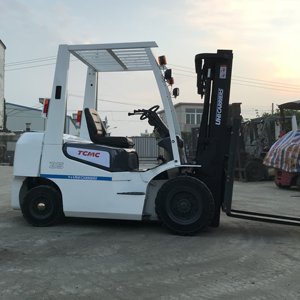 Chariot élévateur diesel TCM 2.5T d'occasion FD25 japonais à triple mât, hauteur de levage 4,5 m pour la manutention de matériaux en entrepôt - Product Image 2