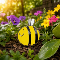 Broche Abeille Souriante Mignonne en Émail Souple, Broche Abeille Jaune avec Contour Doré, Badge Insecte, Cadeau, Épingles de Revers en Métal Noir pour les Amateurs de Miel
