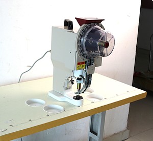 Machine à œillets électrique automatique économique en stock usine pour la découpe de trous dans les bâches publicitaires et les supports d'ordinateur - Product Image 3