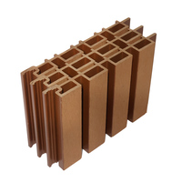 Revêtements muraux extérieurs inspirés du parquet WPC, légers et cannelés pour un habillage mural décoratif
