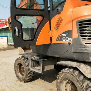 Excavatrice sur pneus Doosan DX60W d'occasion de bonne qualité avec moteur EPA, capacité de la benne de 0,23 m3, poids de la machine de 6000 kg, à vendre - Product Image 1