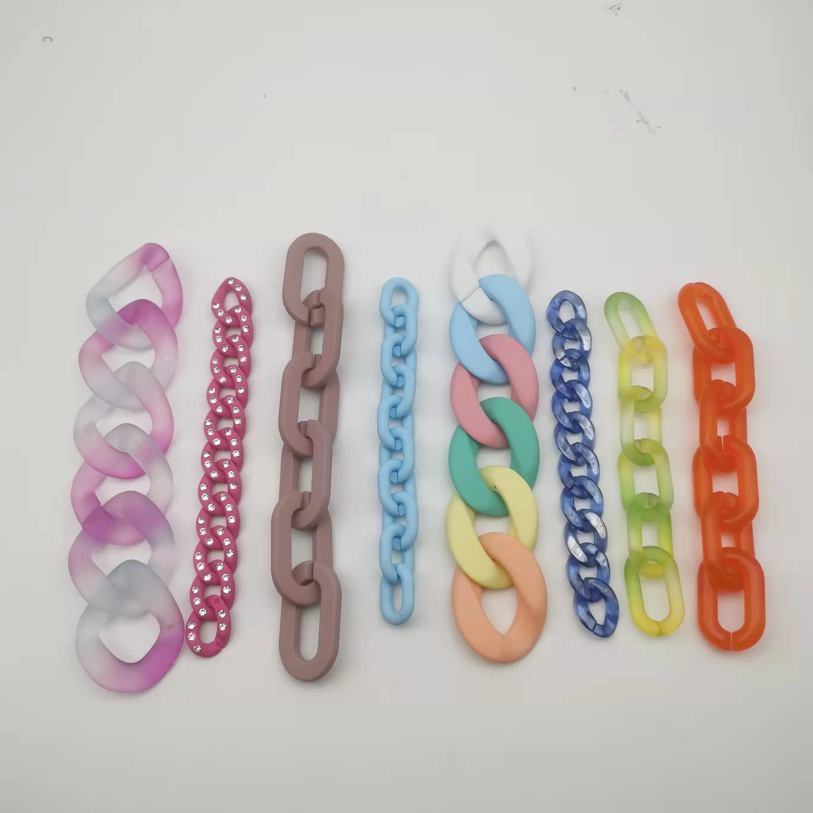 سلسلة من الأكريليك البلاستيكي بألوان الحلوى للبيع بالجملة متوفرة لحزام الحقائب والقلادات