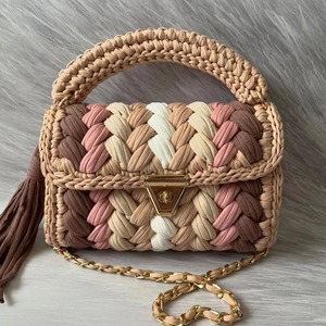 Sac tissé au crochet fait main style <span class=keywords><strong>Hyuna</strong></span>, avec chaînes et fermeture à rabat, en polyester de couleur contrastante – Offre spéciale - Product Image 1
