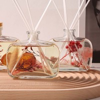 Diffuseur d'huiles essentielles aromatiques en verre carré de luxe 100 ml, sans flamme, avec fleurs séchées et rotin