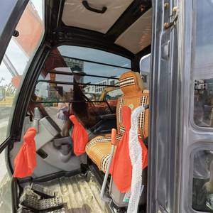 Excavadora Hitachi ZX 70 Naranja con Orugas y Cucharón de Excavación, Equipo de Construcción Usado - Product Image 3