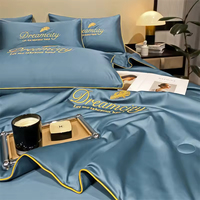 Couette d'été de luxe légère et personnalisée en gros, literie douce 4 pièces brodée en soie de glace géométrique lavable en machine