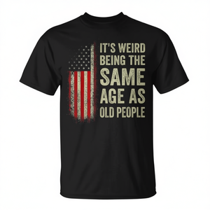 Es extraño estar de la misma edad que las personas mayores, camiseta con bandera americana - Product Image 2