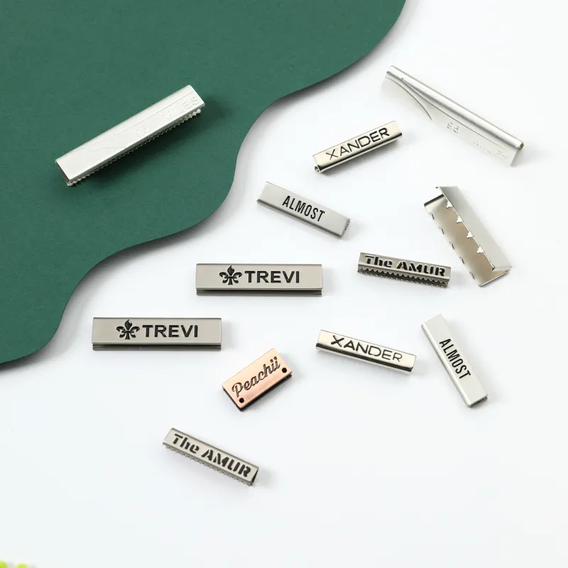 Grampos de metal gravados personalizados para cauda de roupas, grampos de metal para cauda de roupas, dentes para roupas