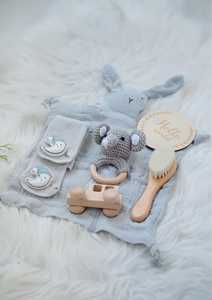 Kaiyue-Ensemble sous-verre en bois blanc personnalisé, boîte-cadeau de douche de bébé avec nouveau-né, jouet, <span class=keywords><strong>d</strong></span>écor de pépinière, chaussettes <span class=keywords><strong>d</strong></span>'amour pour nourrissons, brosse à cheveux, hochet - Product Image 5