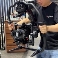 Libérez la liberté créative avec le combo professionnel Ronin 2 pour les caméras de cinéma RED, ARRI et Sony avec des objectifs cinéma lourds.