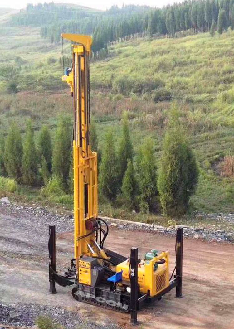 Fourrage de puits Machine APCOM 800 700 m Rotatif Chenille Montée Bien drillingrig 800m 700 m de Forage de puits d'eau plate-for
