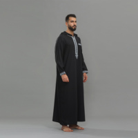 Vente en gros de Qamis Qatari pour hommes, Thobe du Golfe, Robe arabe traditionnelle à col montant et poignets boutonnés à manches longues