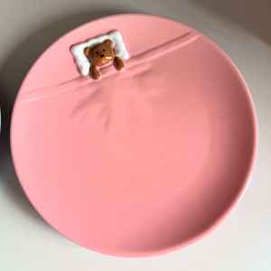 طبق عشاء من السيراميك بتصميم دب نائم باللونين الأزرق والوردي، ألوان زاهية بتصميم لحاف، أدوات مائدة لطيفة جداً، أطباق مستدامة - Product Image 1