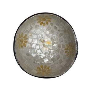 Saladiers en coquille de noix de coco naturelle en gros faits à la main au Vietnam avec des motifs de mosaïque complexes fabriqués au Vietnam - Product Image 6