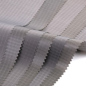 100% <span class=keywords><strong>Polyester</strong></span> Poly 70d <span class=keywords><strong>75D</strong></span> <span class=keywords><strong>190t</strong></span> 210t Ripstop taffeta vải với PU tráng lớp phủ Trọng lượng nhẹ cho lều Túi mái hiên - Product Image 3