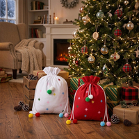 Adorable sac à cordon de serrage avec motif d'étoiles multicolores, parfait pour contenir des cadeaux de Noël, des bonbons et des jouets.