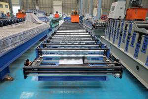 Efficiënte Tegelvormmachine Voor Dakconstructie Die Gekleurde Stalen Tegels Met Motor 380V Produceert 3 Jaar Garantie - Product Image 4