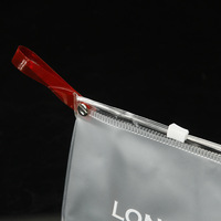 Trousse de beauté personnalisée en vinyle PVC poly givré trousse de toilette cosmétique de voyage pour femmes trousse de maquillage transparente avec fermeture éclair