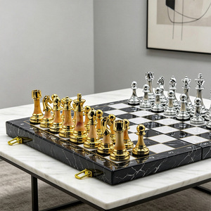Set di <span class=keywords><strong>Scacchi</strong></span> in Acrilico di Alta Gamma con Scacchiera Pieghevole Effetto Marmo, <span class=keywords><strong>Pezzi</strong></span> Pesati Oro e Argento, Grande Formato per Giochi da Interno - Product Image 2