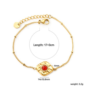 สร้อยข้อมือรูปดอกไม้สไตล์ยุโรปอเมริกัน ประดับด้วยหินสีแดง ชุบทองบนสแตนเลสสตีล เครื่องประดับสำหรับผู้หญิงใส่ได้ทุกวัน รุ่น BR27800EG - Product Image 3
