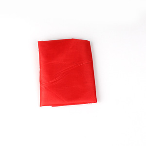 ผ้าพันคอไหมสีแดง ขนาด 35x35 ซม. อุปกรณ์มายากลสำหรับนักแสดงริมถนน - Product Image 1