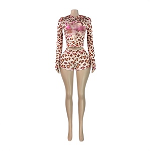 Y0096 Set Due Pezzi da Donna alla Moda con Felpa Stampata con Cappuccio e Maniche Lunghe, Pantaloncini con Bottone per il Pollice e Micro Corno - Product Image 6