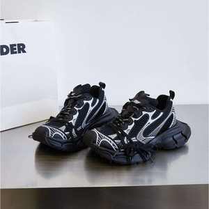 Vente en gros d'usine de baskets 3XL pour femmes chaussures de marche de sport à fond épais augmenté - Product Image 4