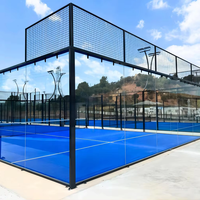 Terrain de padel panoramique extérieur haut de gamme bleu, terrain de tennis individuel avec gazon artificiel de 12 mm de hauteur pour usage sportif et construction.
