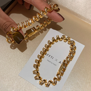 <span class=keywords><strong>Bracelet</strong></span> en <span class=keywords><strong>fil</strong></span> téléphonique plaqué or 18 carats en laiton <span class=keywords><strong>de</strong></span> haute qualité à la mode avec incrustation <span class=keywords><strong>de</strong></span> zircone Bijoux pour femmes Vente en gros d'usine - Product Image 2