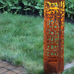 Borne d'éclairage LED étanche en acier Corten patiné style Art Déco pour jardin et extérieur - Product Image 1