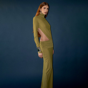 Vestido verde oliva de manga larga con cuello alto, detalle recortado y cintura fruncida para uso nocturno. - Product Image 2