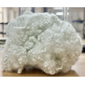 Fibra siliconada hueca conjugada de poliéster reciclado 15D 64mm HCS, materia prima ecológica para artículos de cama - Product Image 1