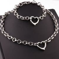 Ensemble collier et bracelet tendance en acier inoxydable plaqué or avec pendentif cœur ajouré pour femme - Vente en gros