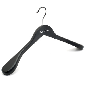 LINDON Cintres en Bois Noir Mat avec Logo Personnalisé pour Boutiques <span class=keywords><strong>de</strong></span> Marque - Product Image 3