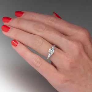 Anello di fidanzamento da donna in platino con diamante taglio smeraldo e pietre laterali a baguette colore D Q342 - Product Image 6