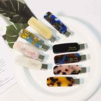 Pince à cheveux pour femme en acétate marbré avec logo, lettre dorée en relief, faite à la main, barrette alligator, pour fêtes, vente en gros B2B pour revendeurs