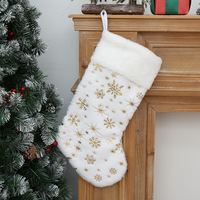 Nouvelle collection : Sac cadeau de Noël en tissu blanc avec garniture en peluche lapin, motifs flocons de neige dorés en relief