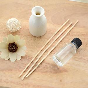 Nuevo diseño de lujo Barra de ratán sin llama aceite esencial Perfume aromaterapia botella de cerámica 30ML botella difusora de caña - Product Image 4