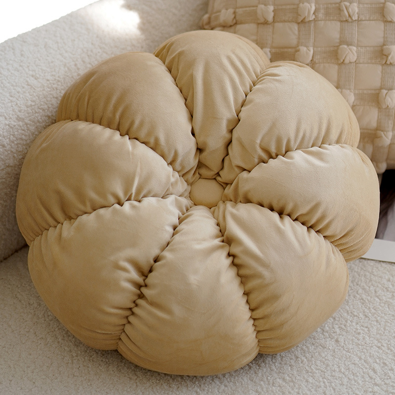 Coussin bouton floral kaki 45cm avec garniture.