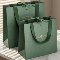Sac en kraft rigide de luxe imprimé sur mesure avec cordon de serrage, sac de shopping en gros pour boutique, emballage de chaussures, mode haut de gamme