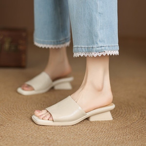 Sandalias de verano nuevas con tacón grueso de piel de oveja suave, fáciles de poner - sencillas y versátiles, chanclas de cuero genuino de punta cuadrada en color liso. - Product Image 4