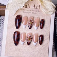 Faux ongles à presser en amande avec motif écaille de tortue ambrée, bout français blanc et accents floraux 3D, couleur nude pour femmes