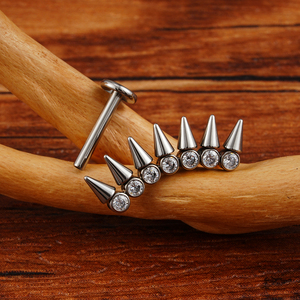 Sağ Grand ASTM F136 titanyum 16G gotik Punk sivri sarmal kıkırdak Piercing küme düğme küpe kübik zirkonya ile