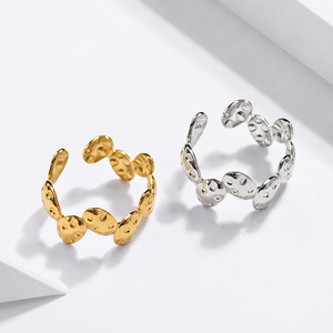 Bague ouverte en acier inoxydable martelé, forme ovale, avec placage sous vide or 14K, options de couleurs or et argent - Product Image 1
