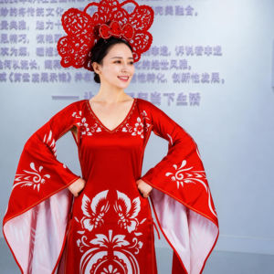 Robe en polyester Haute Couture Jianyunchang |   Design de Qipao chinois rouge |   Motif floral du patrimoine culturel immatériel chinois | - Product Image 1