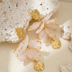 Boucles d'oreilles pendantes florales Mchic 5999 en résine élégante à pétales, plaquées or, en acier inoxydable, 51 mm, bijoux pour femmes - Product Image 6