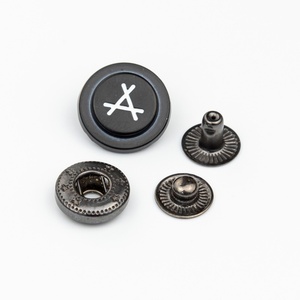 กระดุมแป๊กโลหะผสมสังกะสีแบบใหม่ ชุบเคลือบอย่างดี พร้อมสกรีนโลโก้ตามสั่ง สำหรับเสื้อผ้า - Product Image 4